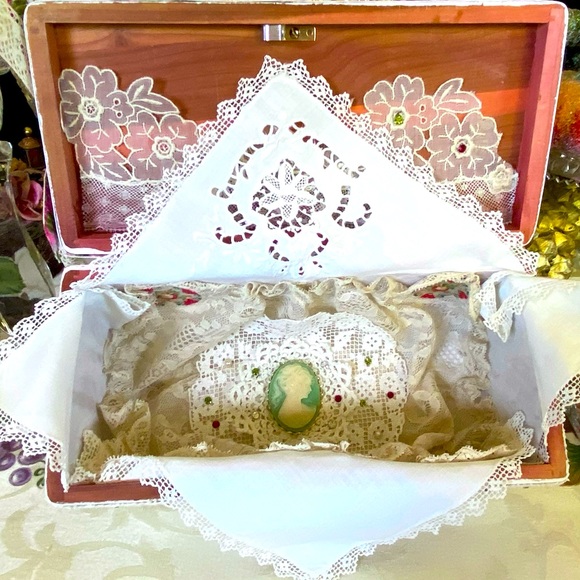 Christmas Lane Hope Chest Vintage Miniature, Vintage Lace, Jewel, Vestments, NEW - Picture 8 of 10